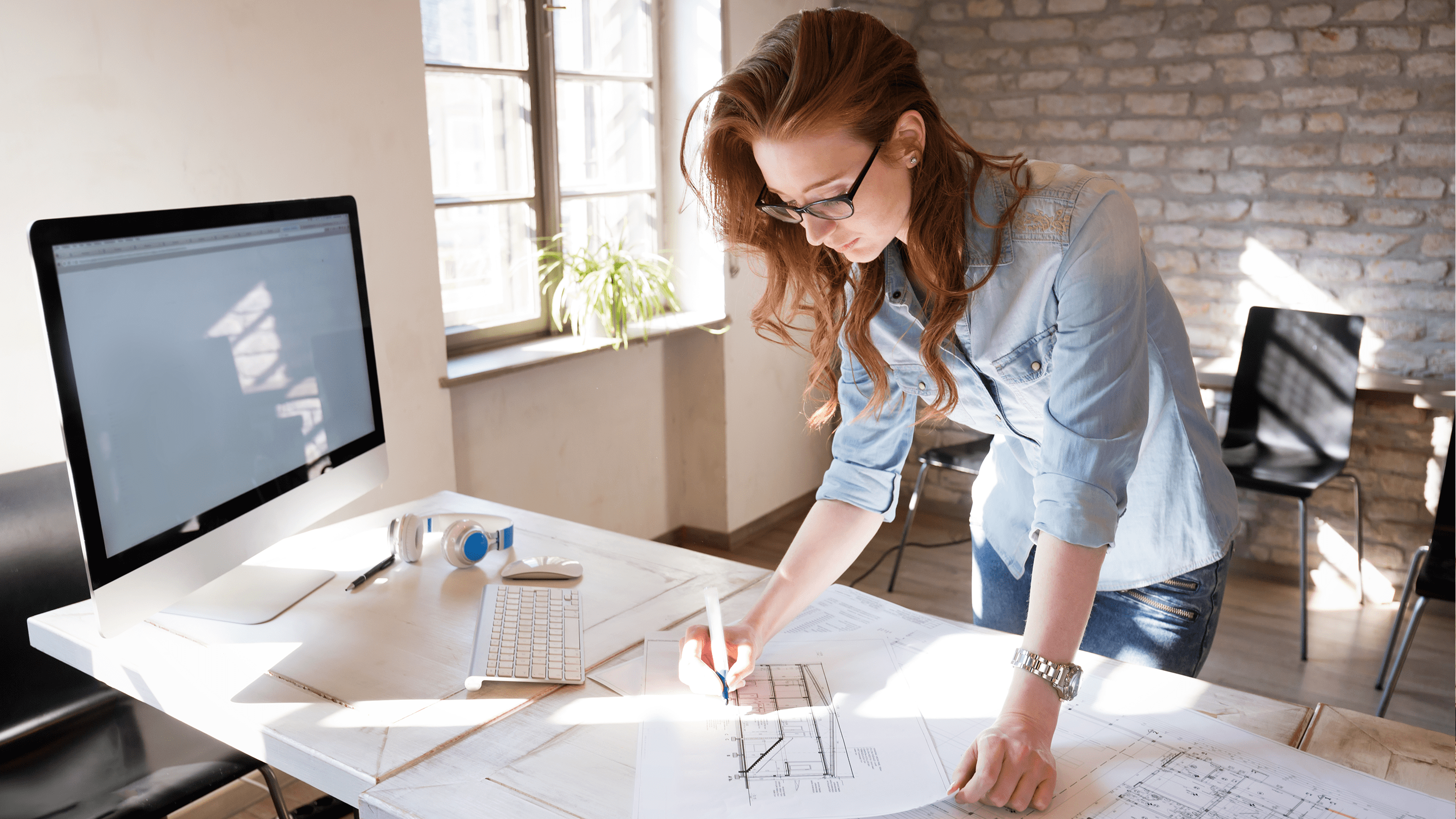 Kvinna vid skrivbord