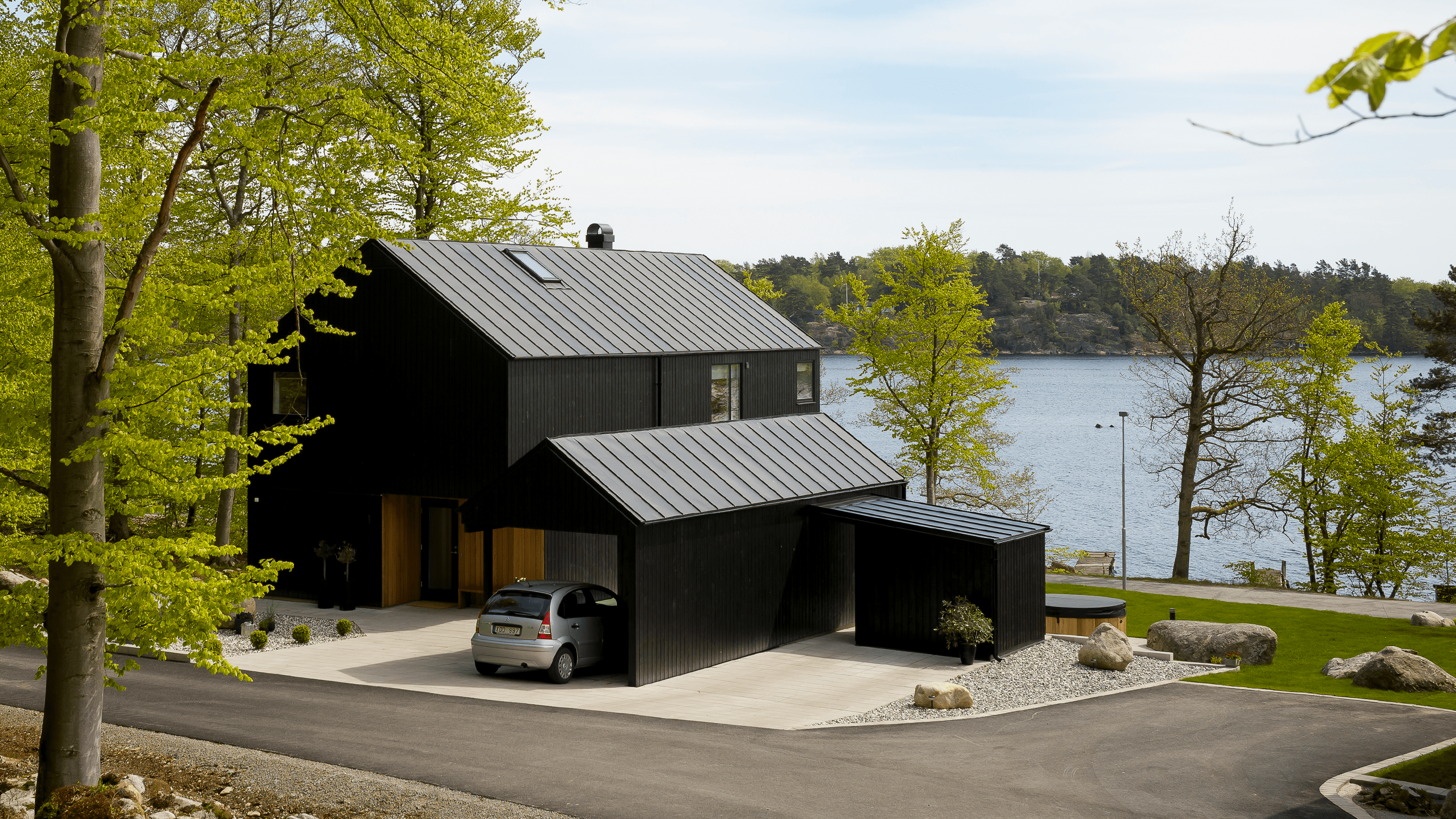 Svart hus med svart plåttak