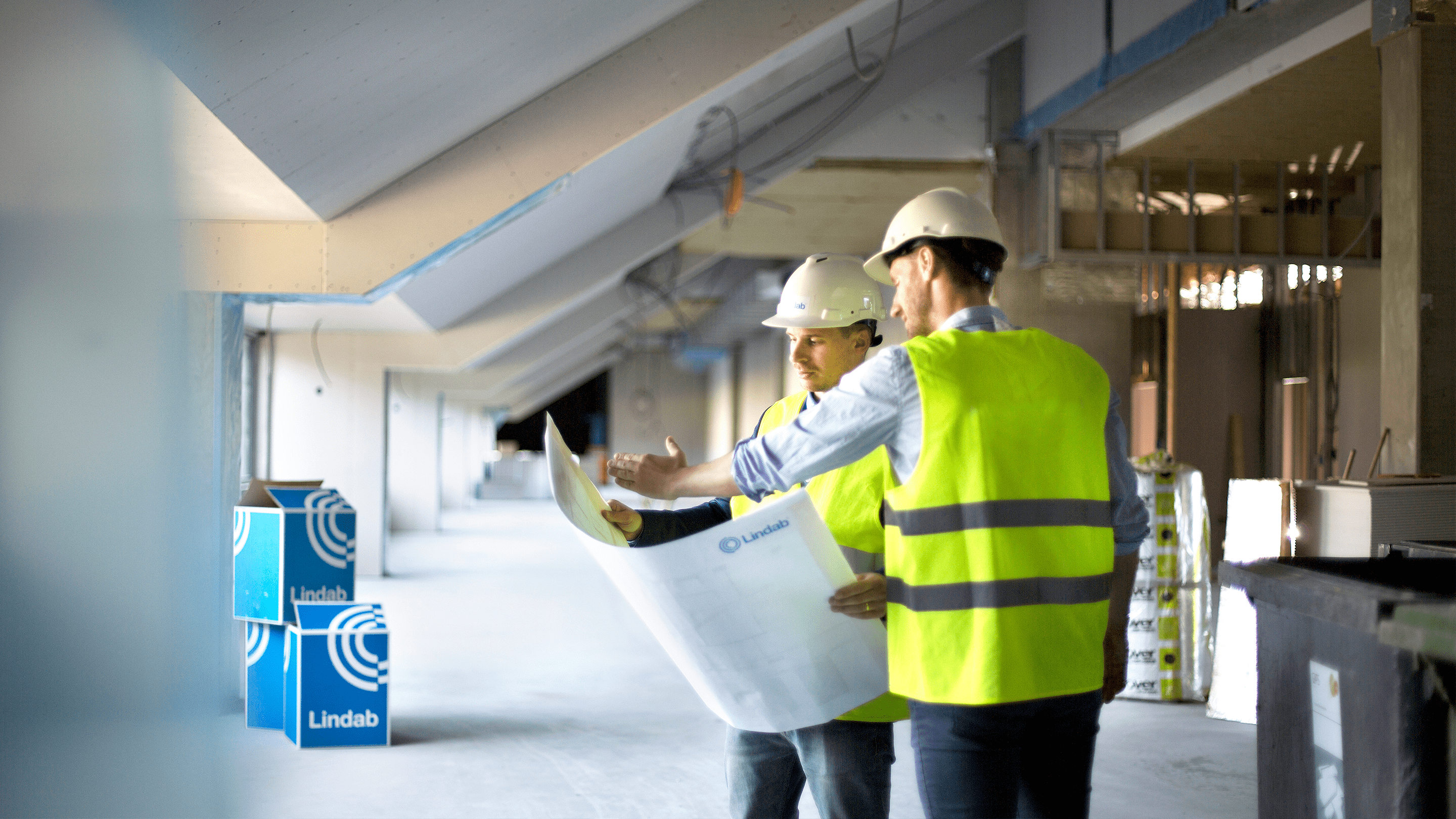 Två personer på byggarbetsplats